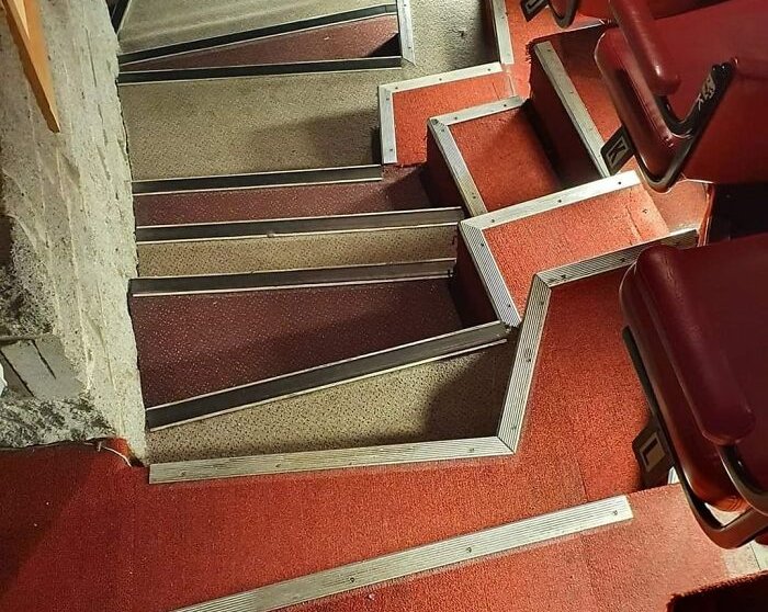 И смешно, и опасно: в Сети поделились 14 фотографиями ужасных лестниц